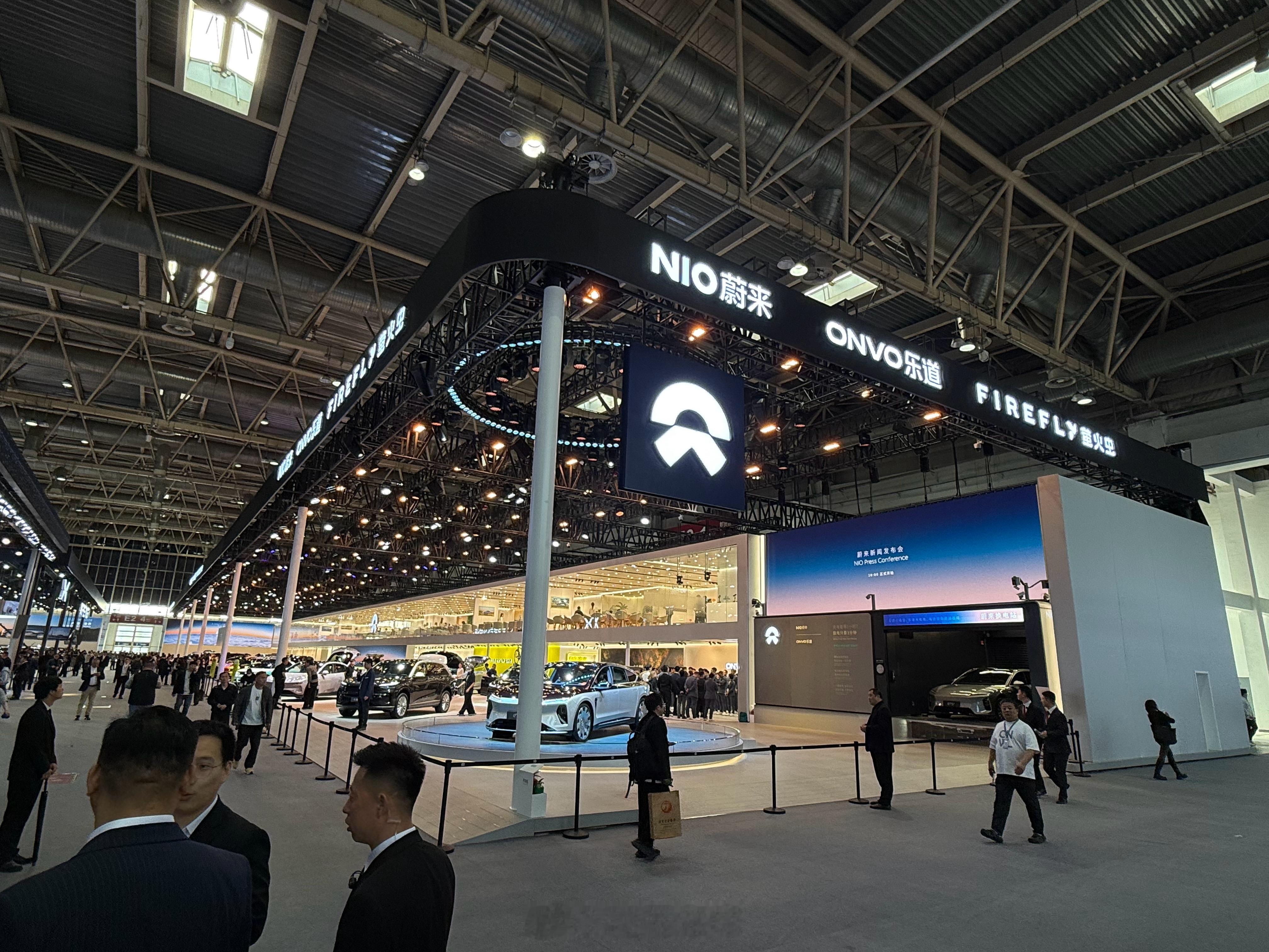 蔚来这次把蔚乐萤都放到了一起，展台是真的大啊，一眼望不到头的感觉。ES8玄金特