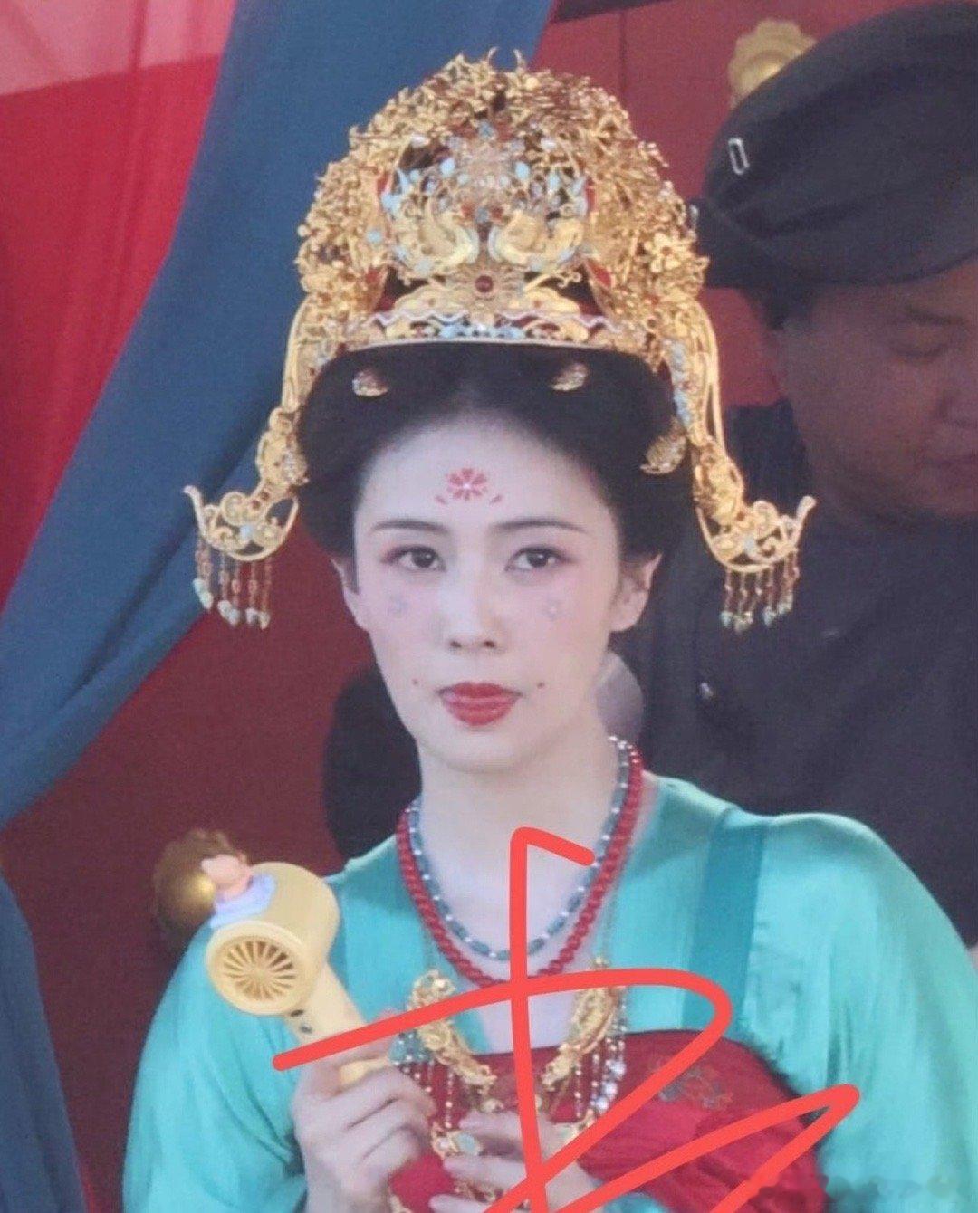 白鹿新剧大婚路透生图直出，这造型好不好看？​​​