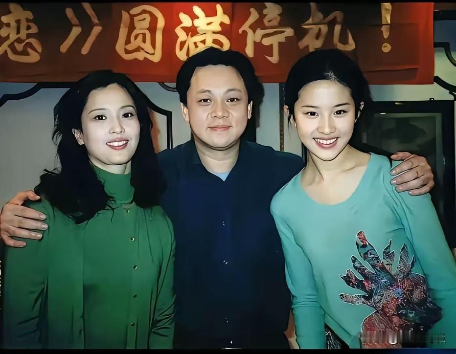 很难得的一张老停机照，刘亦菲和妈妈同框，两代美人同框到底有多惊艳！背景横幅
