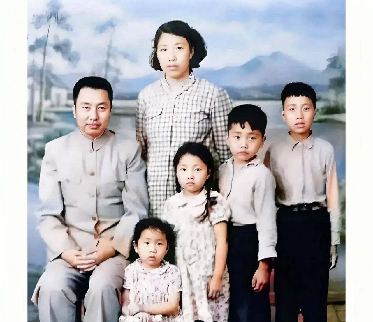 这才是他们一家六口的真实相貌，并非演员所扮演的角色！这张珍贵的全家福摄于上世纪6