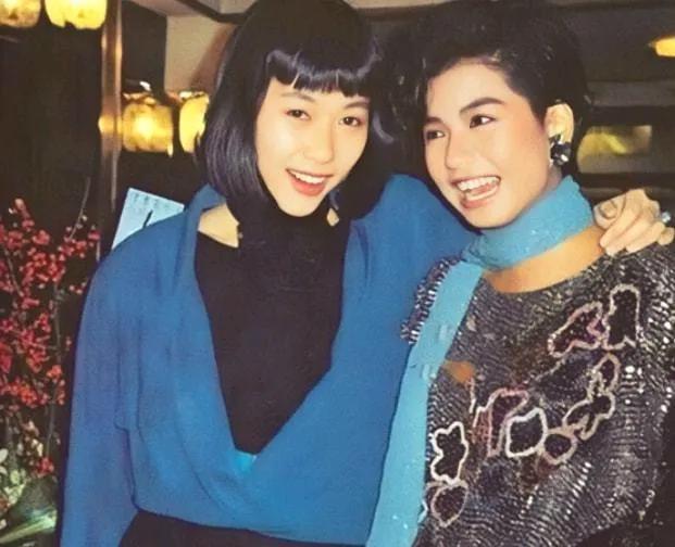 四十年前港星叶童和钟楚红同框旧照。叶童和钟楚红一个妩媚多情，一个风情万种，跨越四