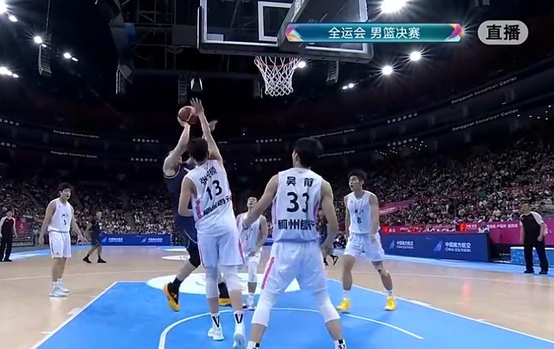 屋漏偏逢连夜雨，浙江首发中锋张洪硕5犯离场，广东男篮领先浙江24分进入第四节！北