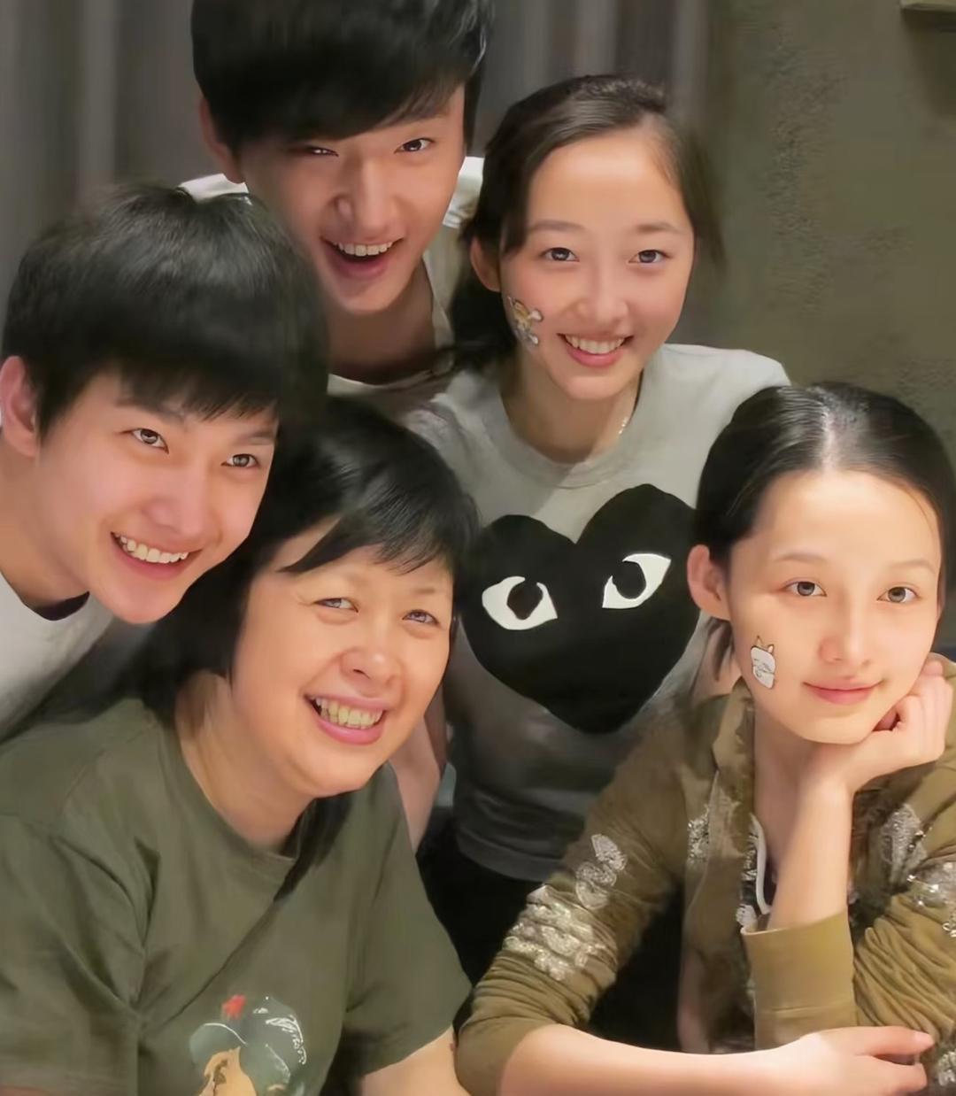 杨洋和李沁原来曾是彼此的初恋，还相恋了五年。即便后来分开，两人也始终保留着体面和