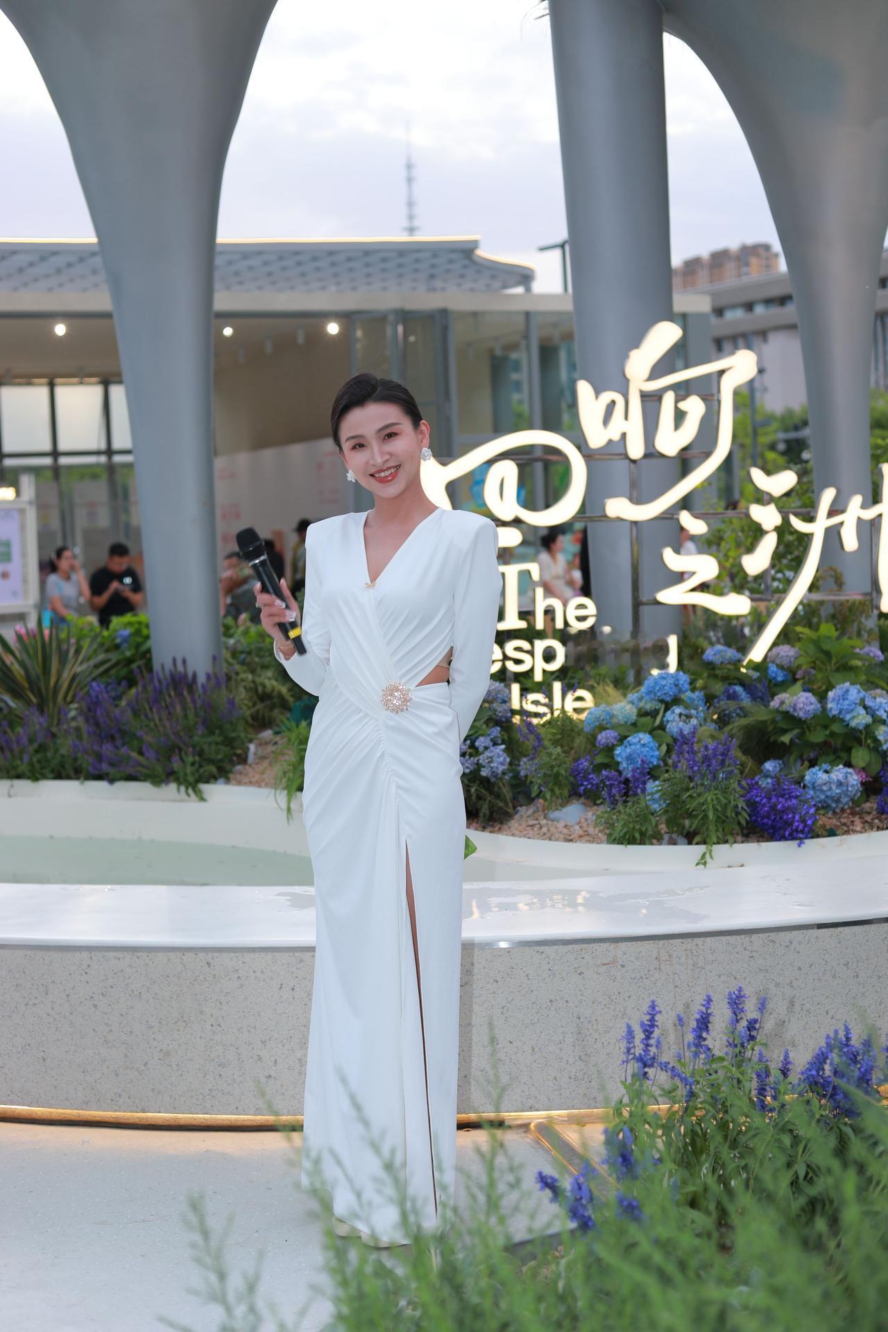 人像摄影约拍跟拍浪漫的白色连衣裙万象城回响之洲我镜头里的美女原图直出照片
