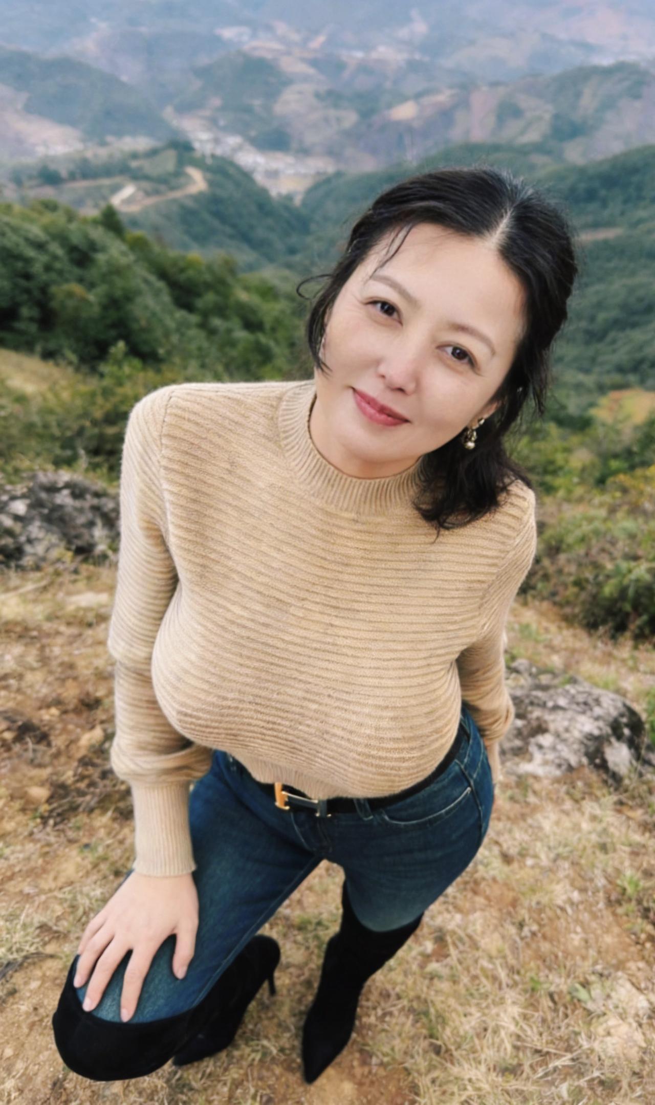 妆容干净得体，衣着整洁大方，不张扬浮夸，谈吐温和有礼，懂得爱自己、经营生活，接纳