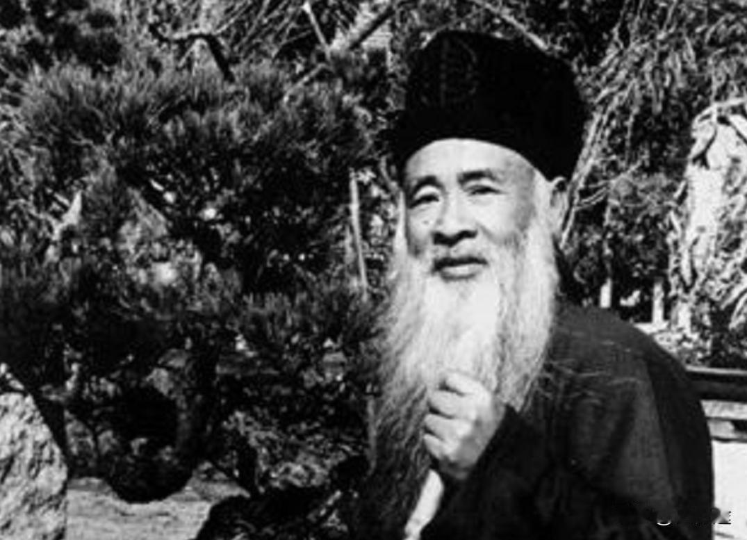 1949年画家张大千不顾劝阻，执意选择南渡。仅有三张飞往台北的军用机票,带着第三