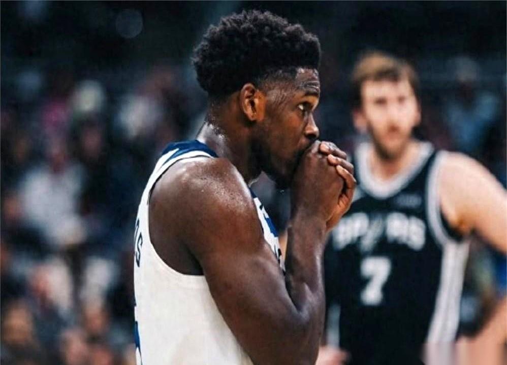 爱德华兹狂砍55分，全场都在替他惋惜。但马刺队散场后的更衣室，一个角落里，助理