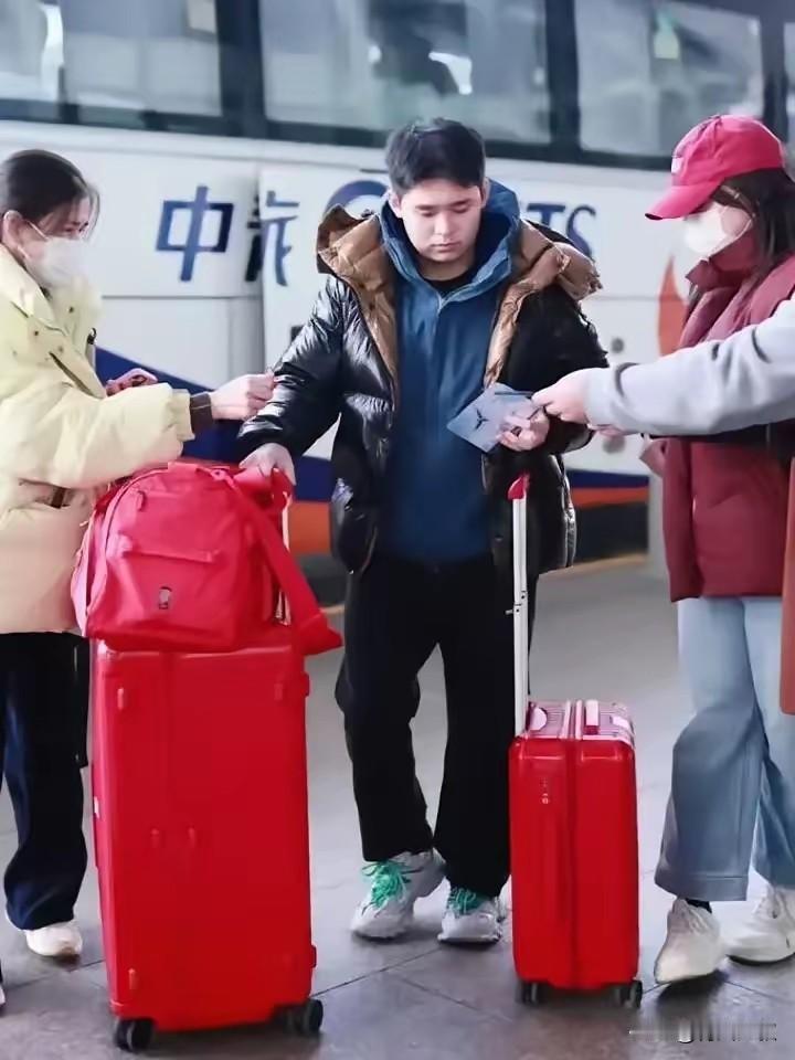 天呐！林诗栋居然被嘲笑了！说他在机场，没有粉丝围着，一点人气也没有！我想