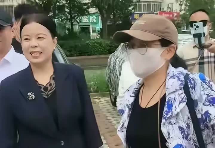 三拒这个案子真的是看得人又愤懑又满怀期待。昨日开庭现场极为热闹，法院门口被围得水