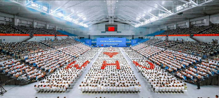 武汉大学开学典礼椅子上疑似“日之丸”日本国旗元素引起争议，新加坡《联合早报》说得