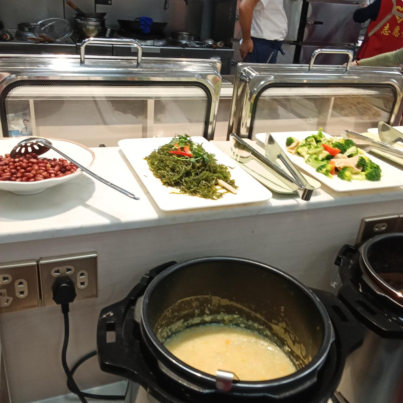 素食餐养生又轻松在巴马坡月村，我看到了两家素食自助餐厅。一家在世纪养生园