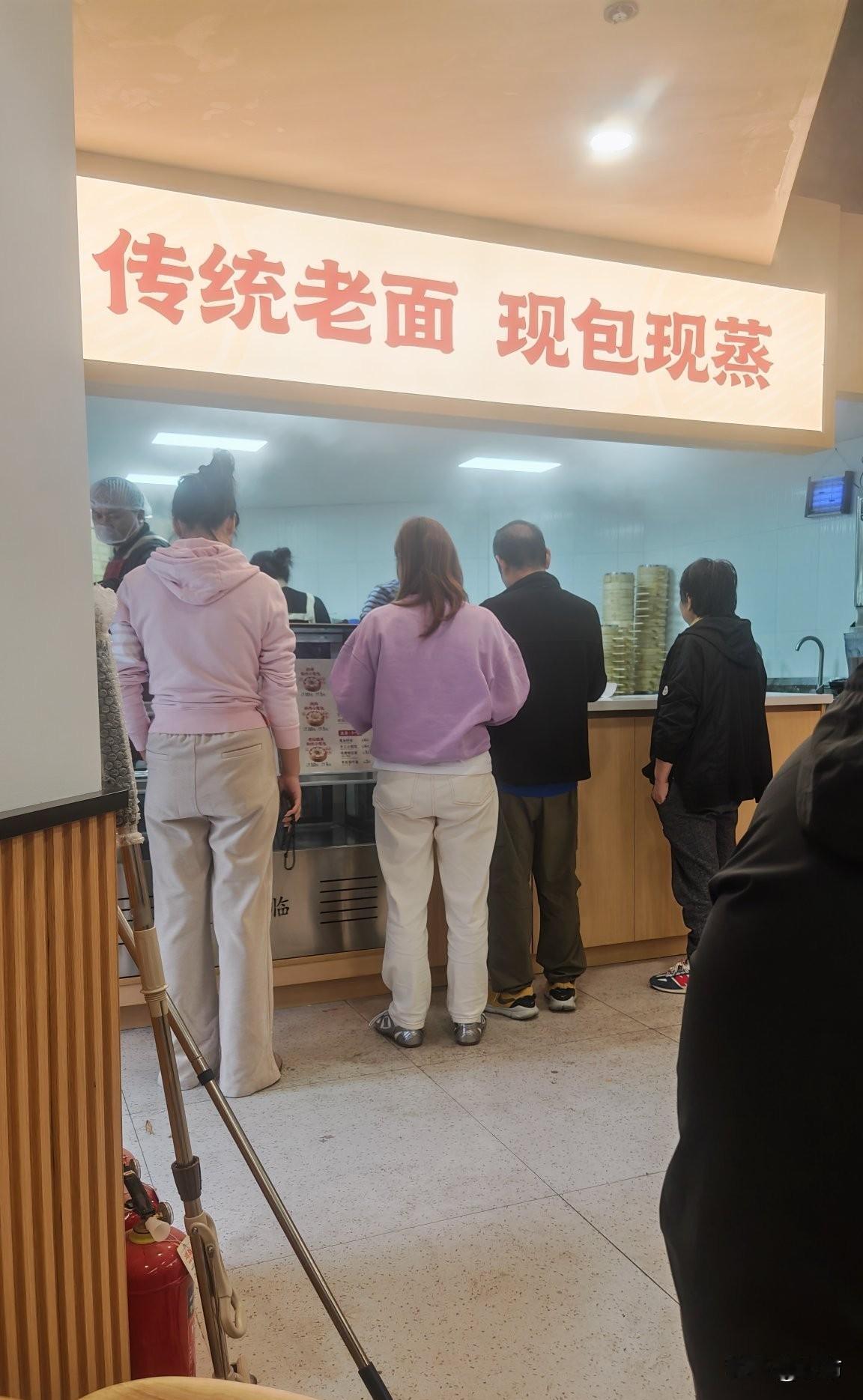 这世上真有特别矫情的人。今天包子店里来了一位四十多岁的女士，去拿盛粥的碗，差点