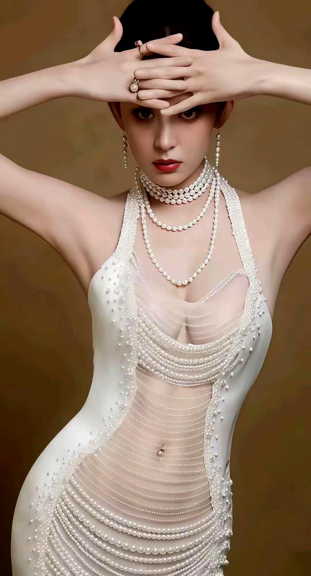 古力娜扎把自己“砸碎”了。从被全网嘲的“丁字裤”到今天，她终于撕掉了那个靠脸吃