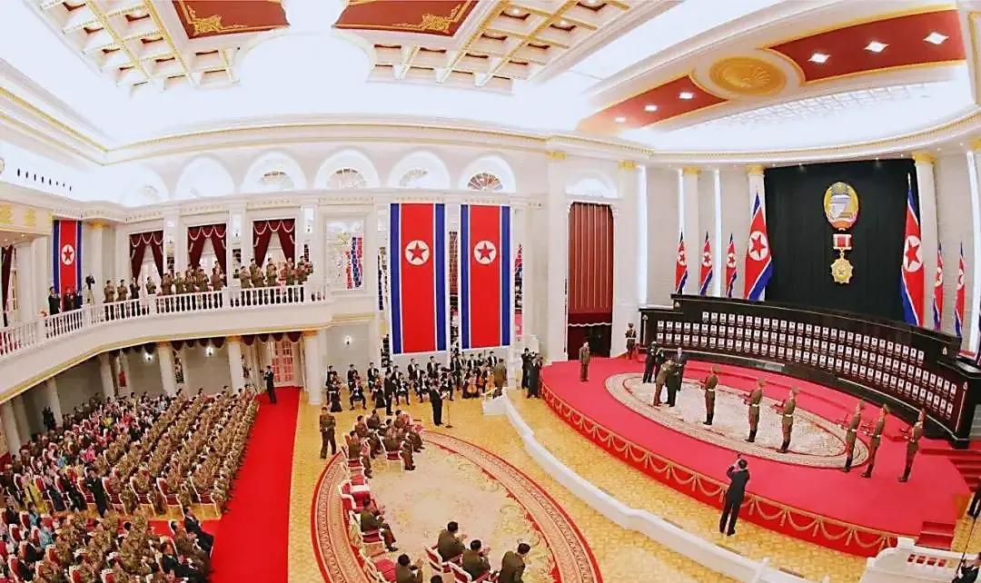 金将军单膝跪地告慰援俄的阵亡将士…8月22日，金正恩在平壤组织向参加俄乌战场的