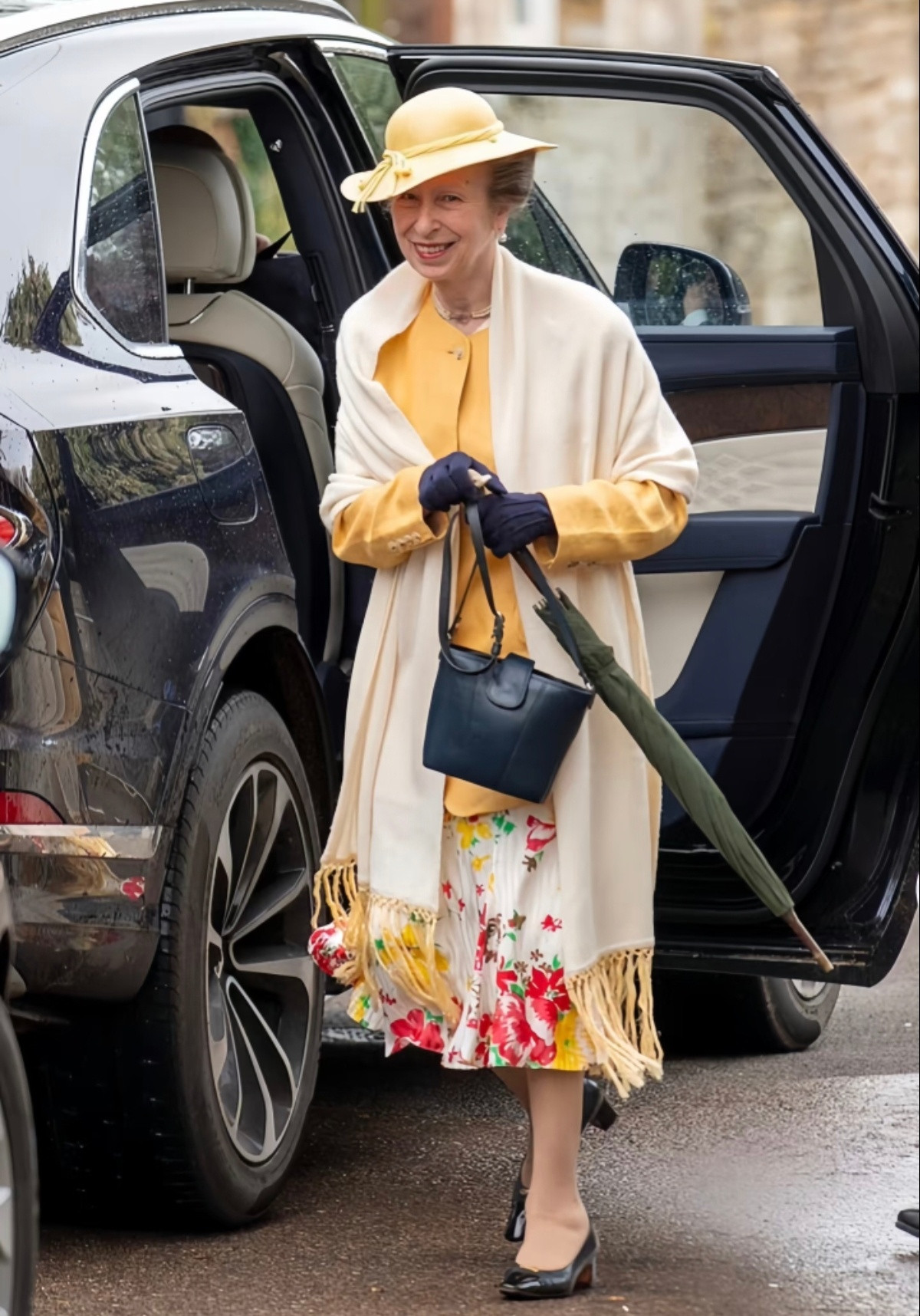 威廉和凯特一起出席表哥的婚礼，威廉的表哥也就是安妮公主的儿子。卡米拉也有出席。