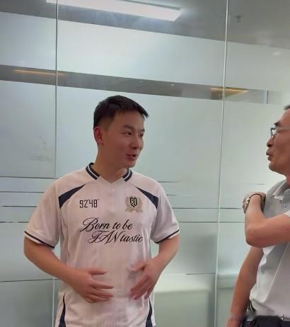我有种预感，老谢要和浩南一起带货了，也有可能会卖自己公司的服装，大家说有可能吗？