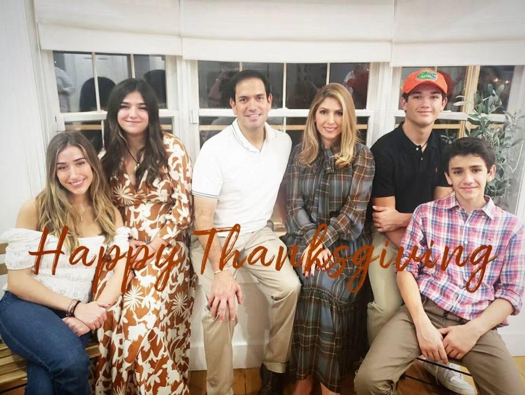 感恩节｜卢比奥国务卿的家人们前年的一家六口感恩节合照，期待今年的。感恩节
