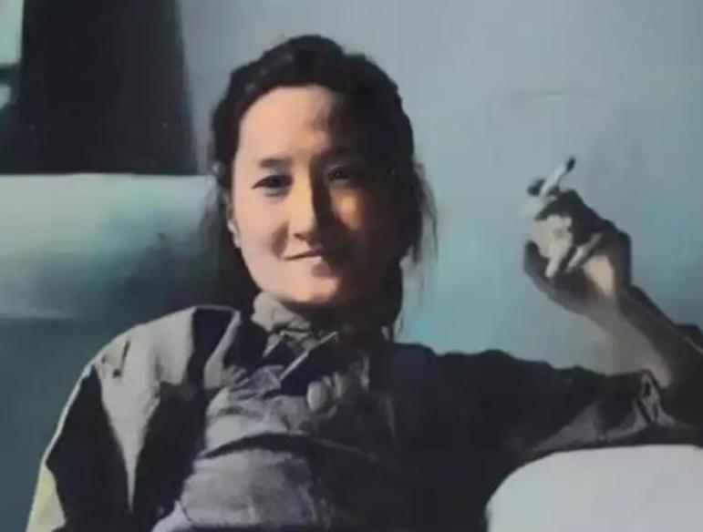 1965年，62岁陆小曼去世。翁瑞午的长女翁香光闻讯赶来，见四下无人，迅速解开陆