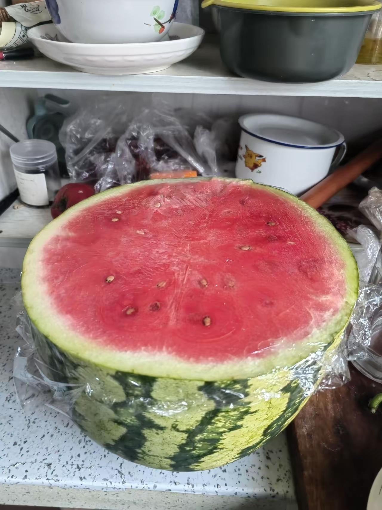 邻居家刚嫁出去半年的女儿带着一只鸡和一箱面包回娘家了，她是想吃妈妈做的鸡，可是回