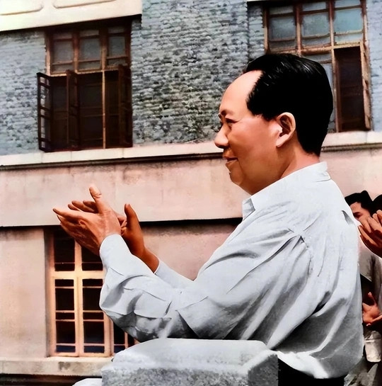 1949年9月30日，毛泽东以575票当选主席，距离“满票”缺了一票，周恩来找到