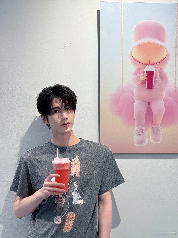 张凌赫戴猪八戒面具直接断层搞笑，一屋子面具人里他的猪鼻子造型太出戏，完全认不出就