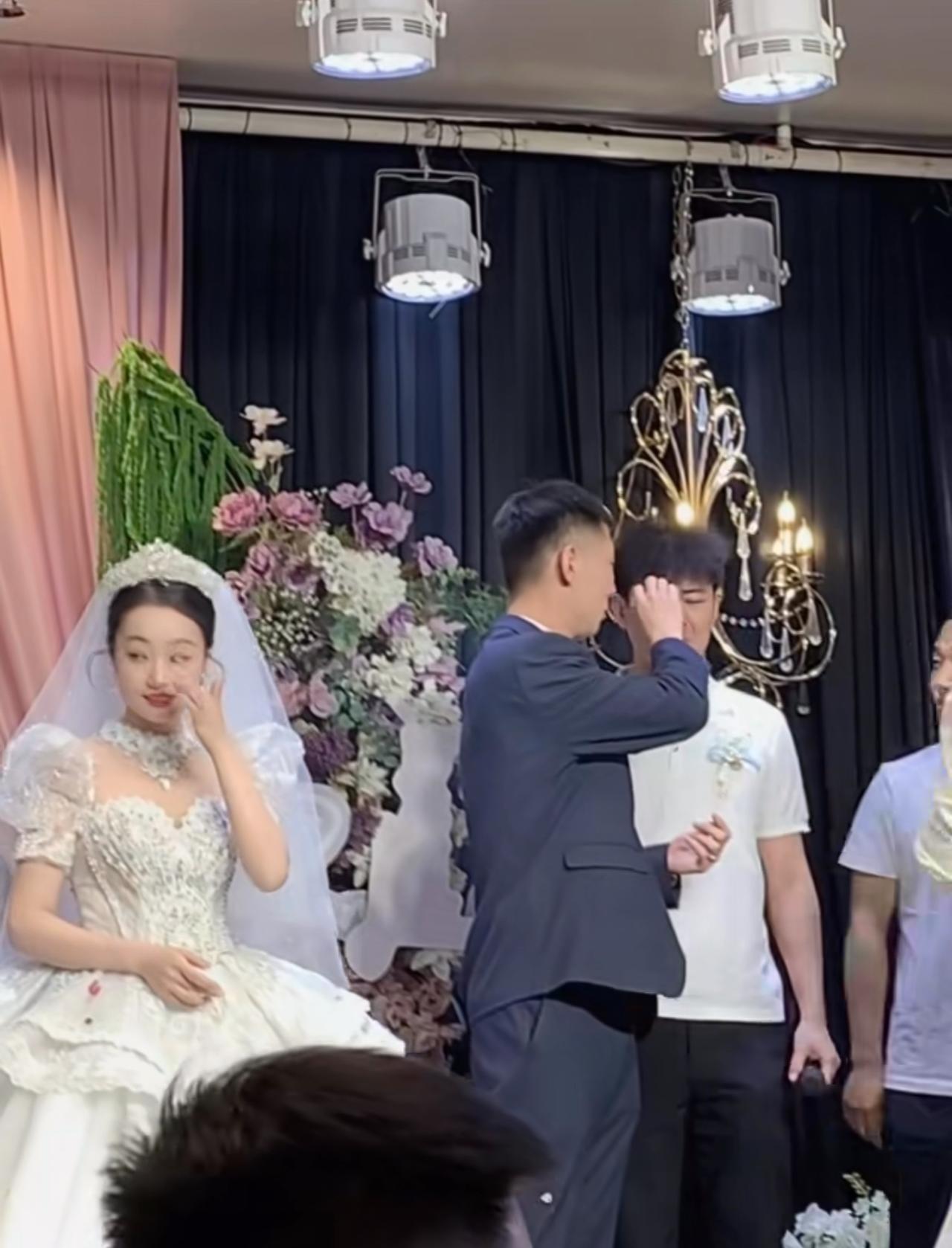 婚礼上伴郎哭个不停，新郎只顾得给伴郎擦眼泪了，伴郎哭完新郎哭，旁边的新娘倒是显得