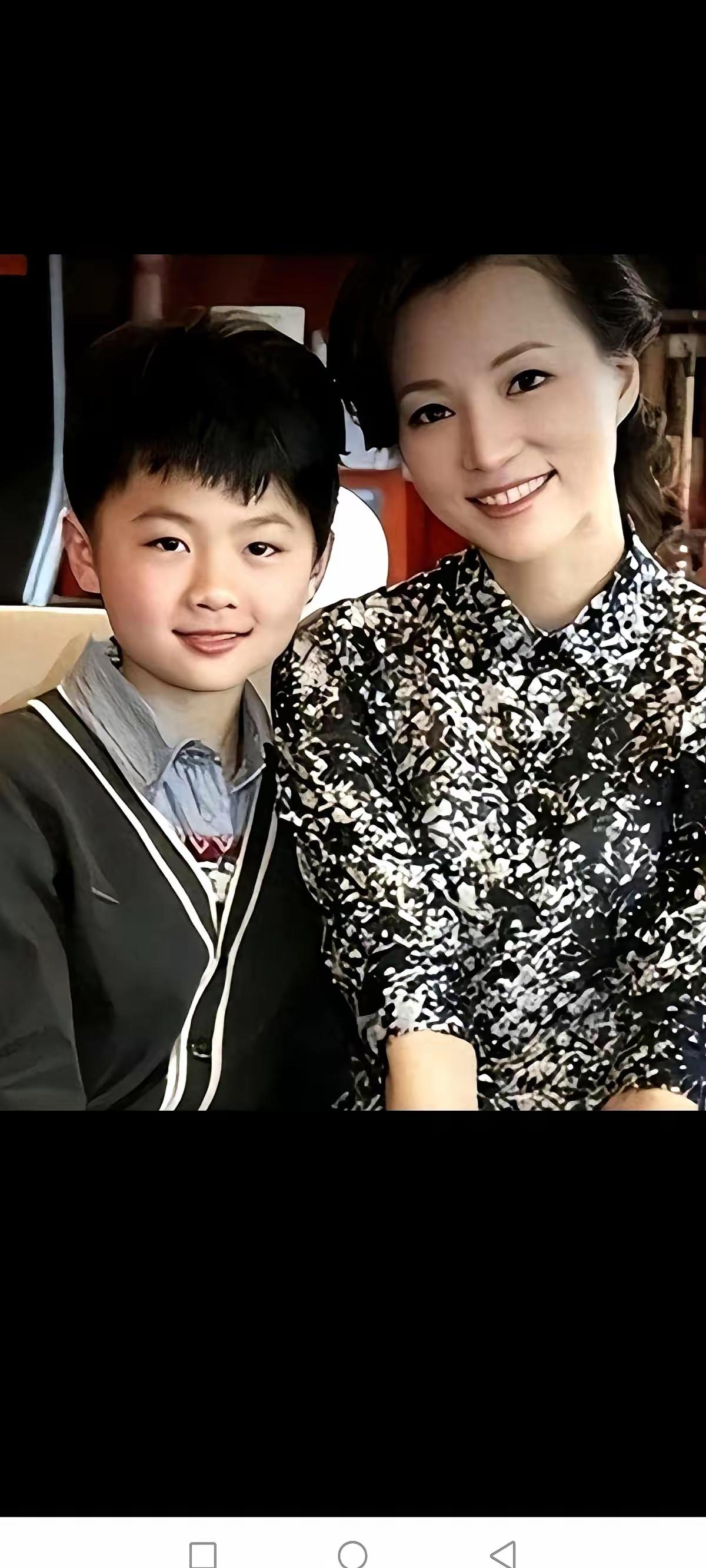 董卿的儿子元宝，今年12岁，读书于上海国际学校，自从密春雷失踪以后，退出央视的董