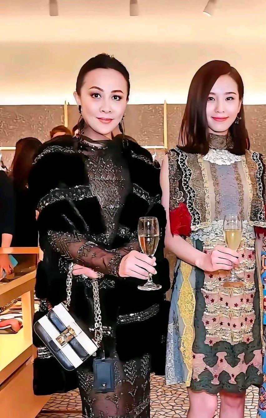 左边是刘嘉玲，右边是李冰冰，两位都是熟面孔。站在C位的又是哪位大美女啊？三人同框