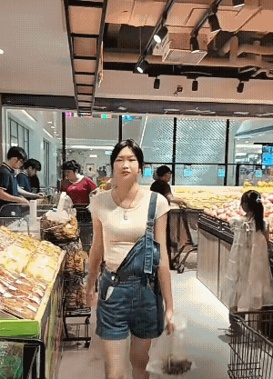 这虎牙妹子张嘴一笑，我是灵魂出窍！[捂脸哭]