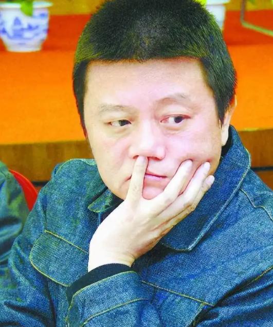 2005年的一天，王朔突然对着自家门口修自行车的人说：“我给你3万块钱，你能不能