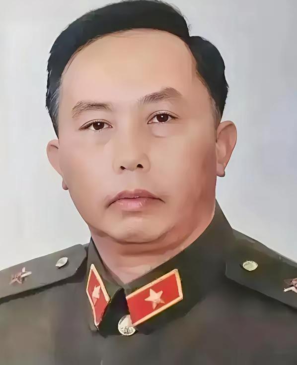 何其宗，自卫反击战英雄，1990年荣升中将，却在56岁时突然退役，定居四川营山，