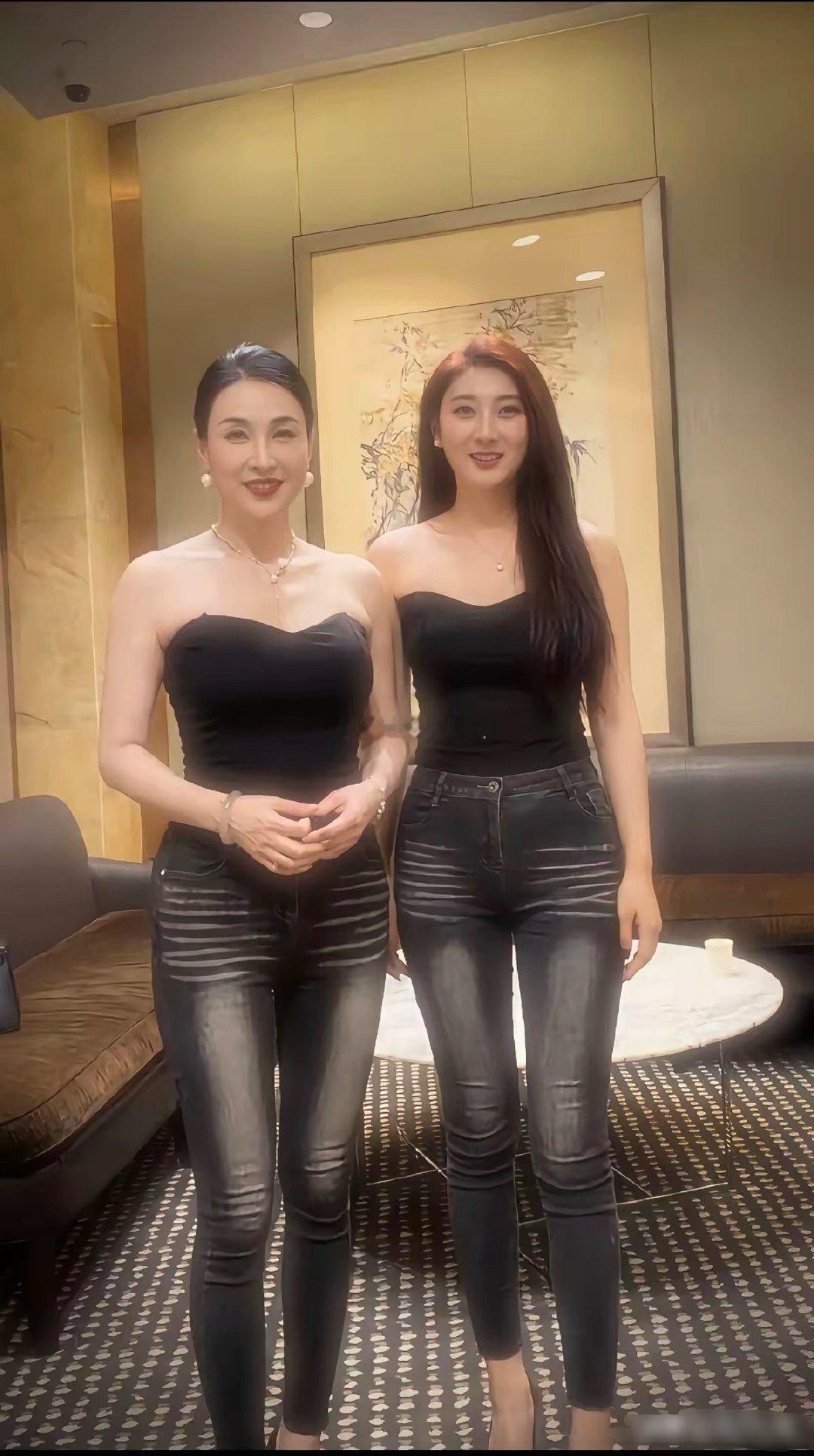 母女一对，估算一下，她们年龄相差几岁？