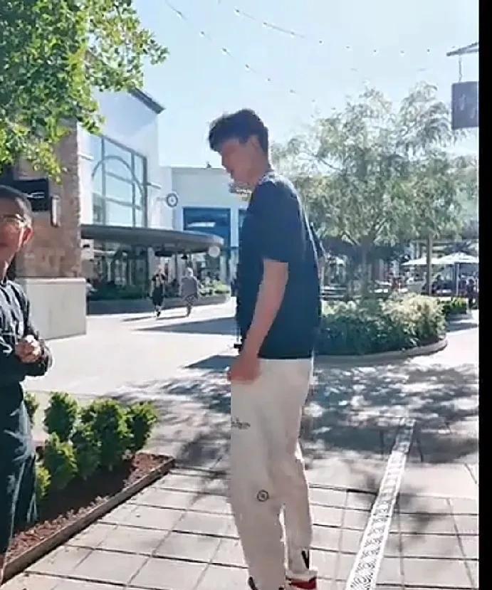 杨瀚森新发型亮相，感觉还可以更精神点！杨瀚森最近在波特兰，理了发，租了房，当然
