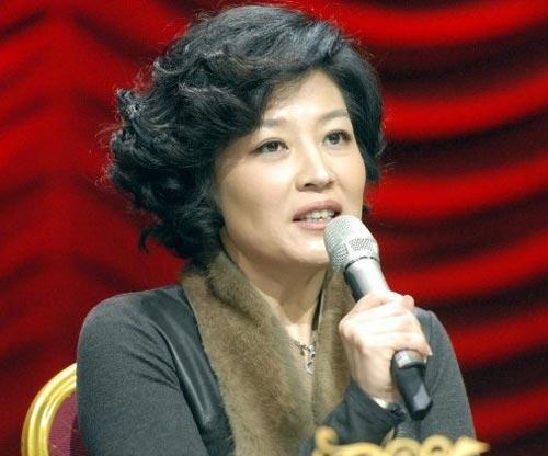 从央视名导到异国独居，哈文守寡7年，她的生活你绝对想不到。哈文和李咏的故事从