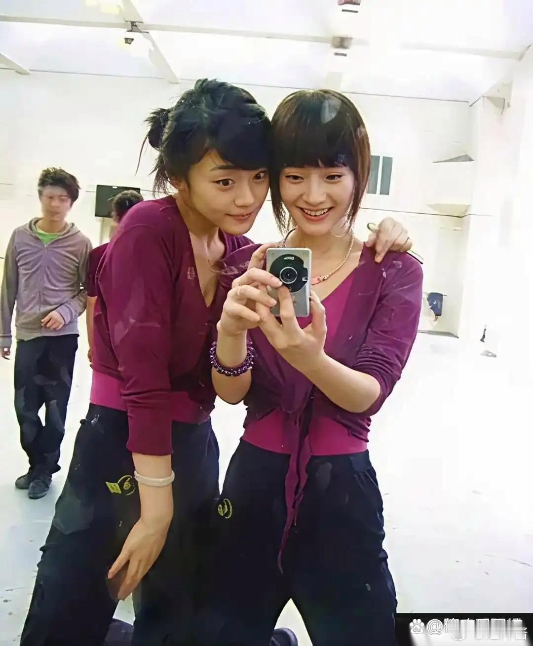 杨幂当年在北京电影学院上形体课的旧照