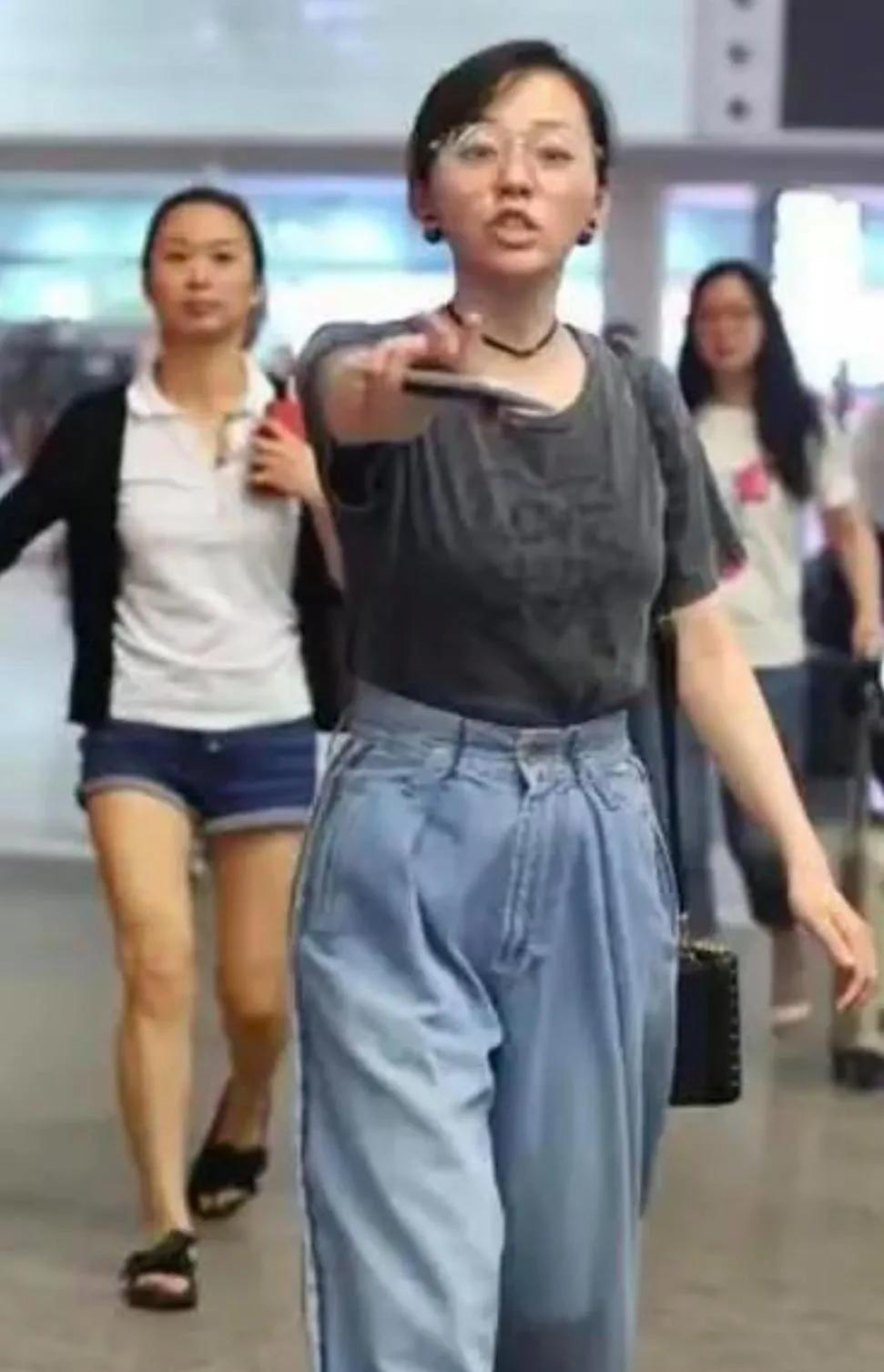 张靓颖素颜照曝光后，看上去与之前判若两人哈！网友：还是用耳朵听她唱歌比较完美！