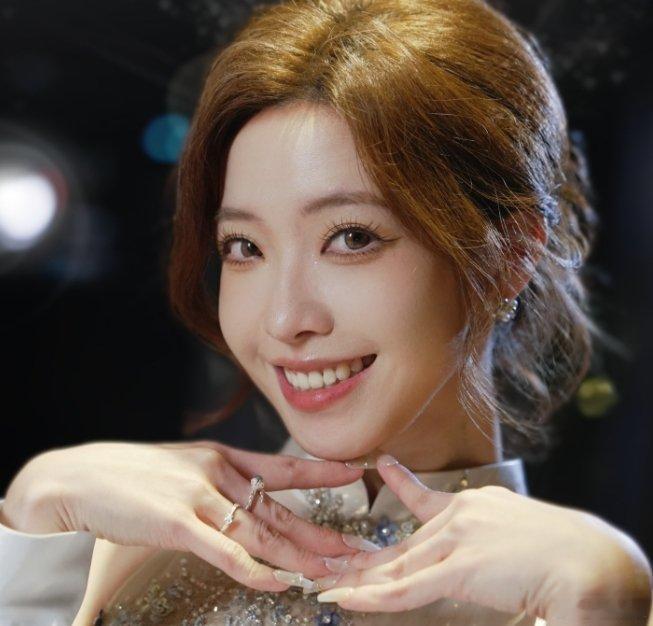 太牛了👍希然获得2025福布斯中国卓越电竞主持奖2025福布斯中国电竞30评选