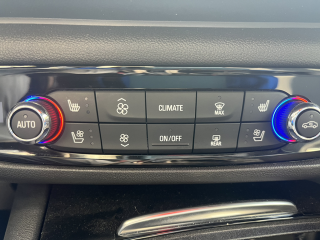 君威GS日常分享再次感叹老牌大厂的细节，为了防止开车盲操误触，每个按键都有不一