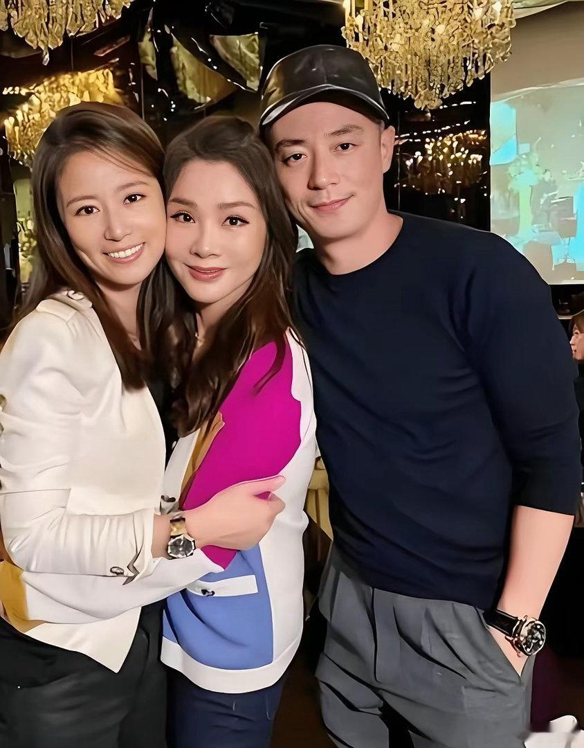 中间的美女比林心如漂亮。