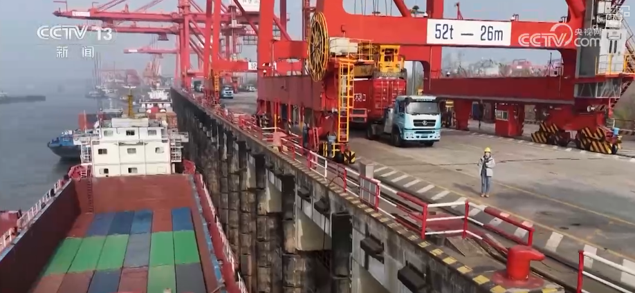 智慧畅行“水上高速公路”万吨货轮成“常客” 长江经济带枢纽经济活力澎湃