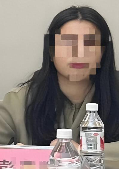 彭女士才被停职2天，荒诞的事情就出现了。彭女士现已停职，后续还需接受纪律