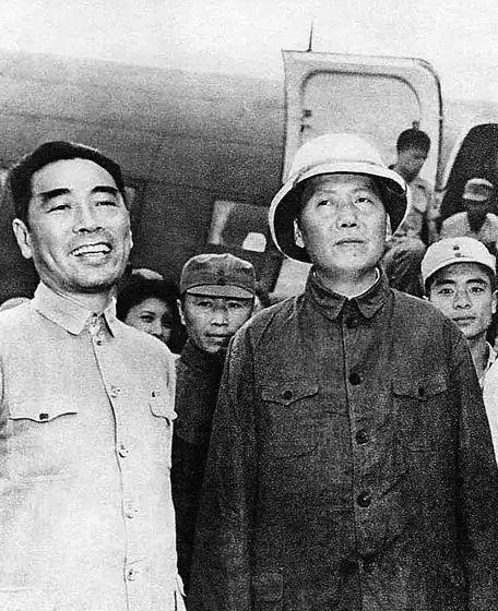 “一个周恩来就打败了整个国民党！”1945年重庆谈判期间，国民党官员们轮番向毛主