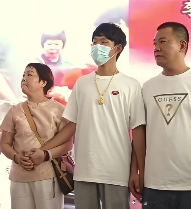 叶锐聪妈妈出手阔绰送儿子大金链子。当初叶锐聪8个月大的时候，脖子上就带金牌，人