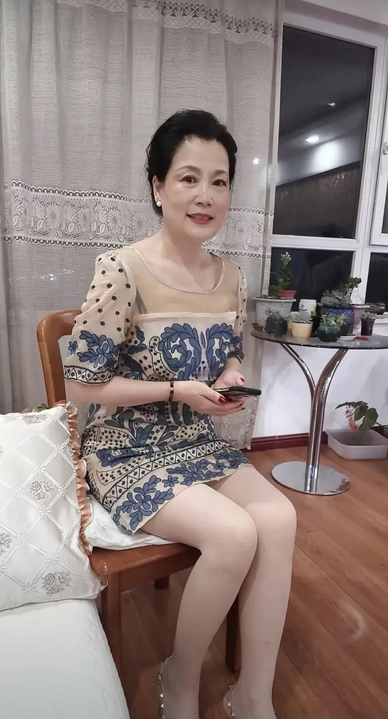 其实，撩中年女人，真的不用什么套路。你就记住一句话，就绝对不会翻车。我身边有