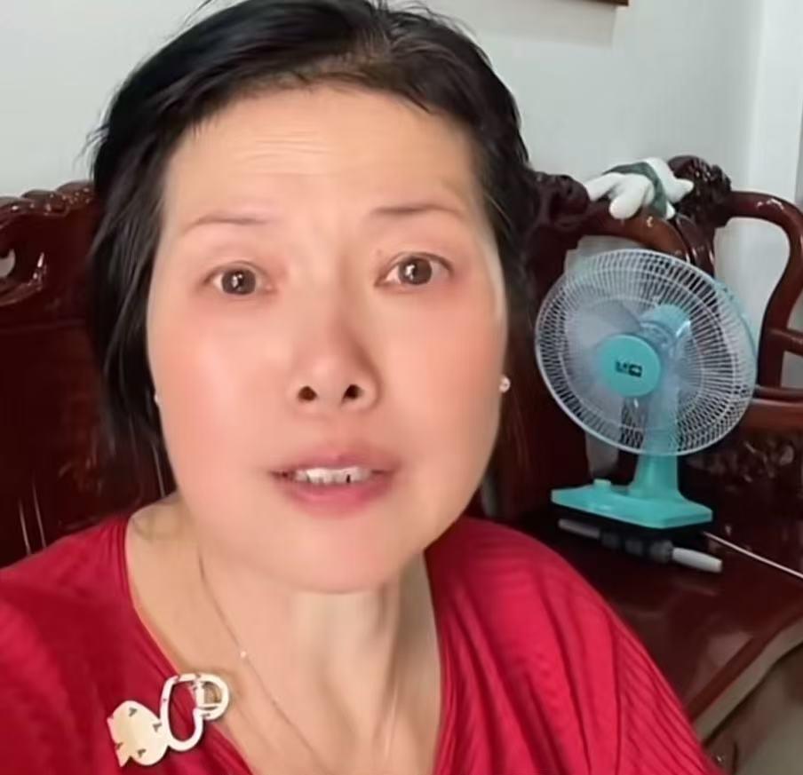 谁对谁错？中秋女儿给爸妈买了月饼水果酒，隔天回去拿帽子，发现礼物全被妈妈拿去给哥