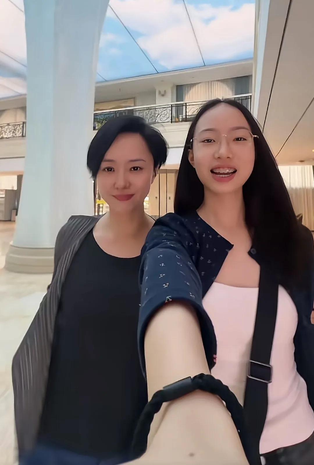 与央视主持人离婚3年！45岁刘园媛罕晒母女合影，15岁爱女像极了父亲沙桐近日，