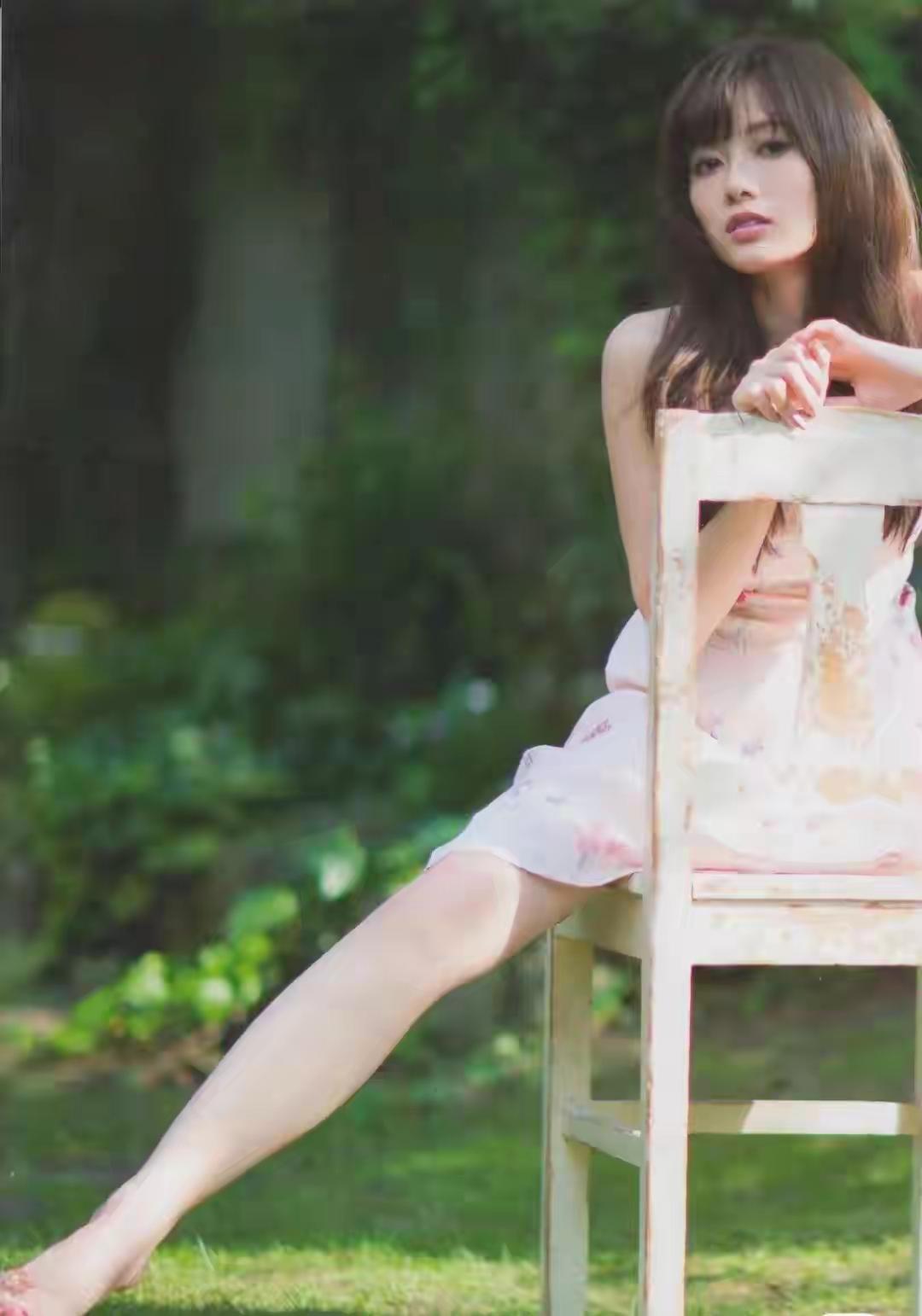 夏日清新，少女与木椅的静谧时光你深爱的人背叛你了，你还会要他吗温婉恬静的人像照