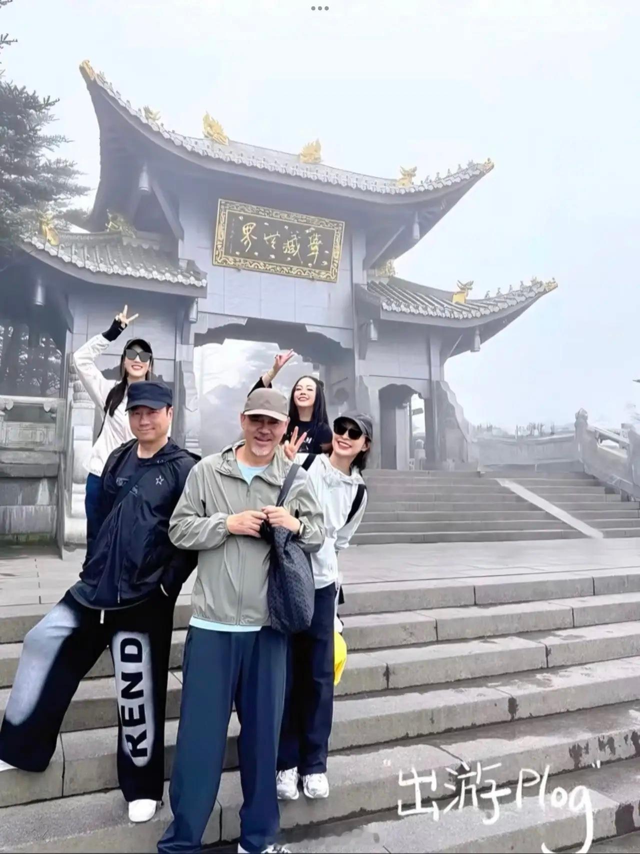 刘青云、郭蔼明和黎耀祥夫妇一起在成都旅游。郭蔼明真的是一直漂亮。黎耀祥和二婚妻子