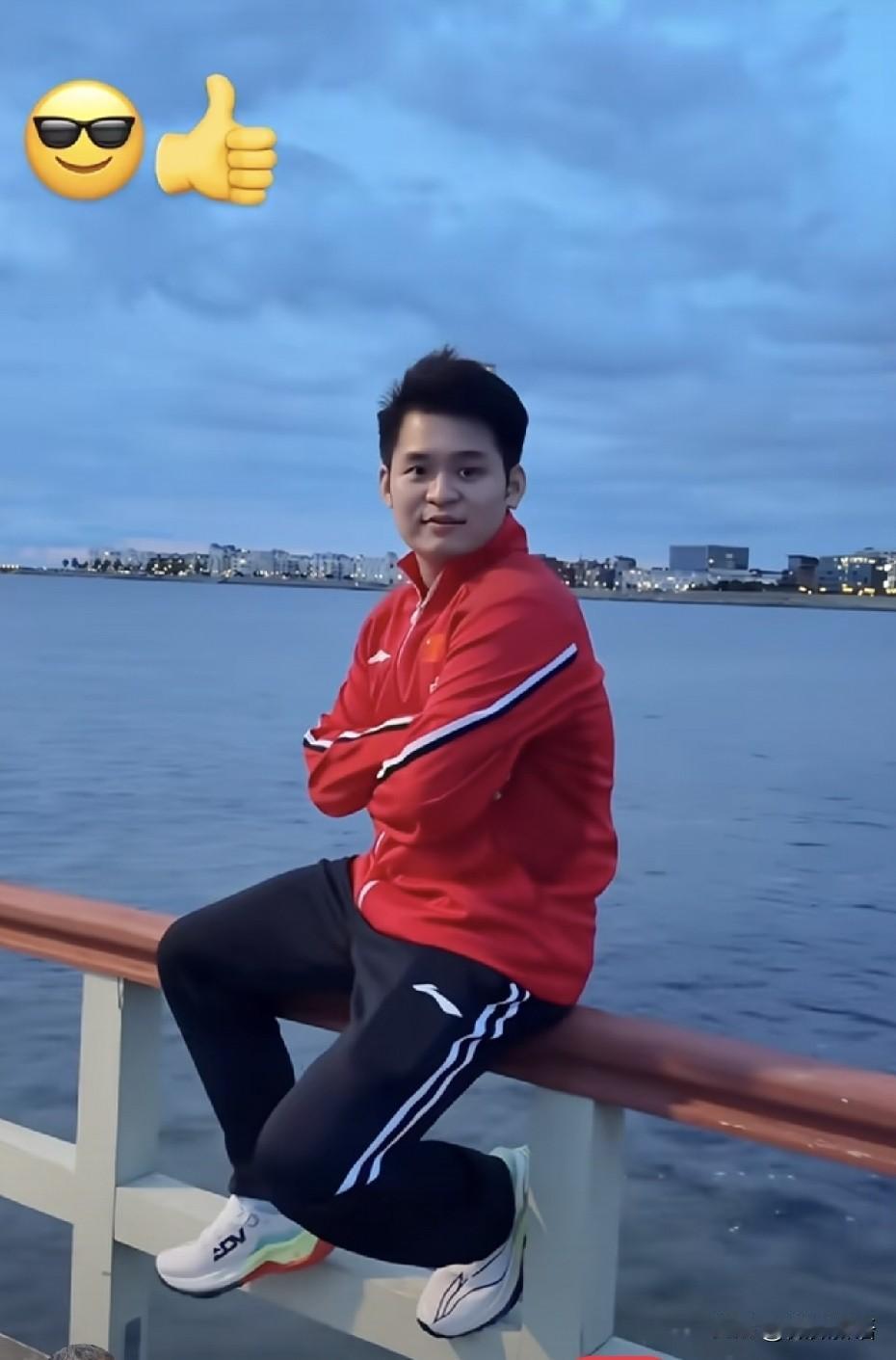 瑞典大满贯结束了，国乒启程回京。今天看到WTT的拍摄花絮，林诗栋在拍冠军城市宣