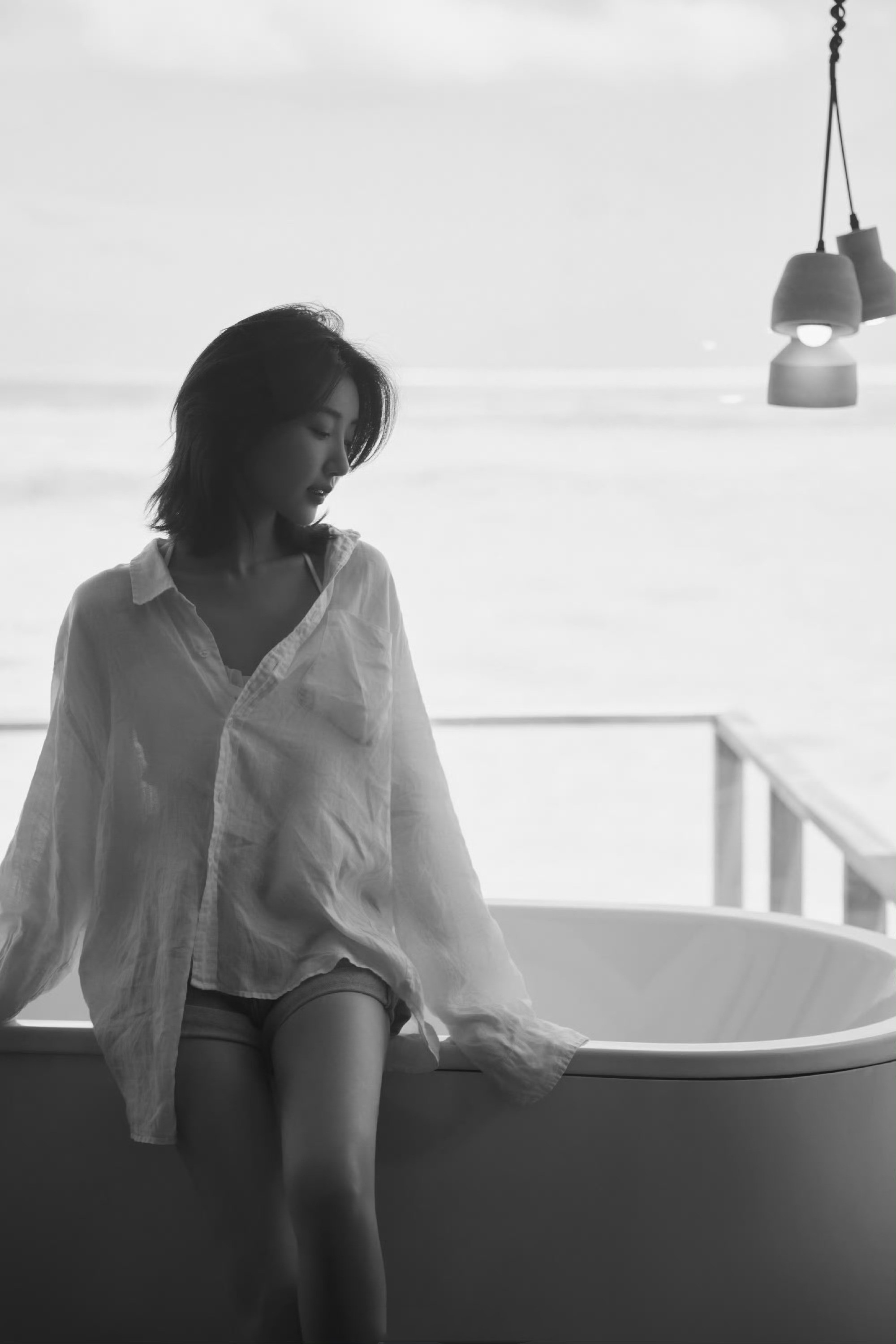 毛晓彤太会穿衣服了，白色衬衣穿出少女气息​​​